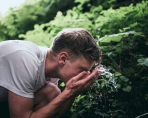 cleaning skin before moisturizing