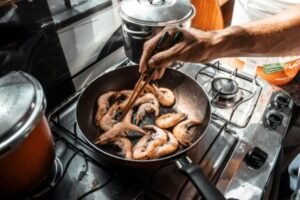 preparing shrimps for eating